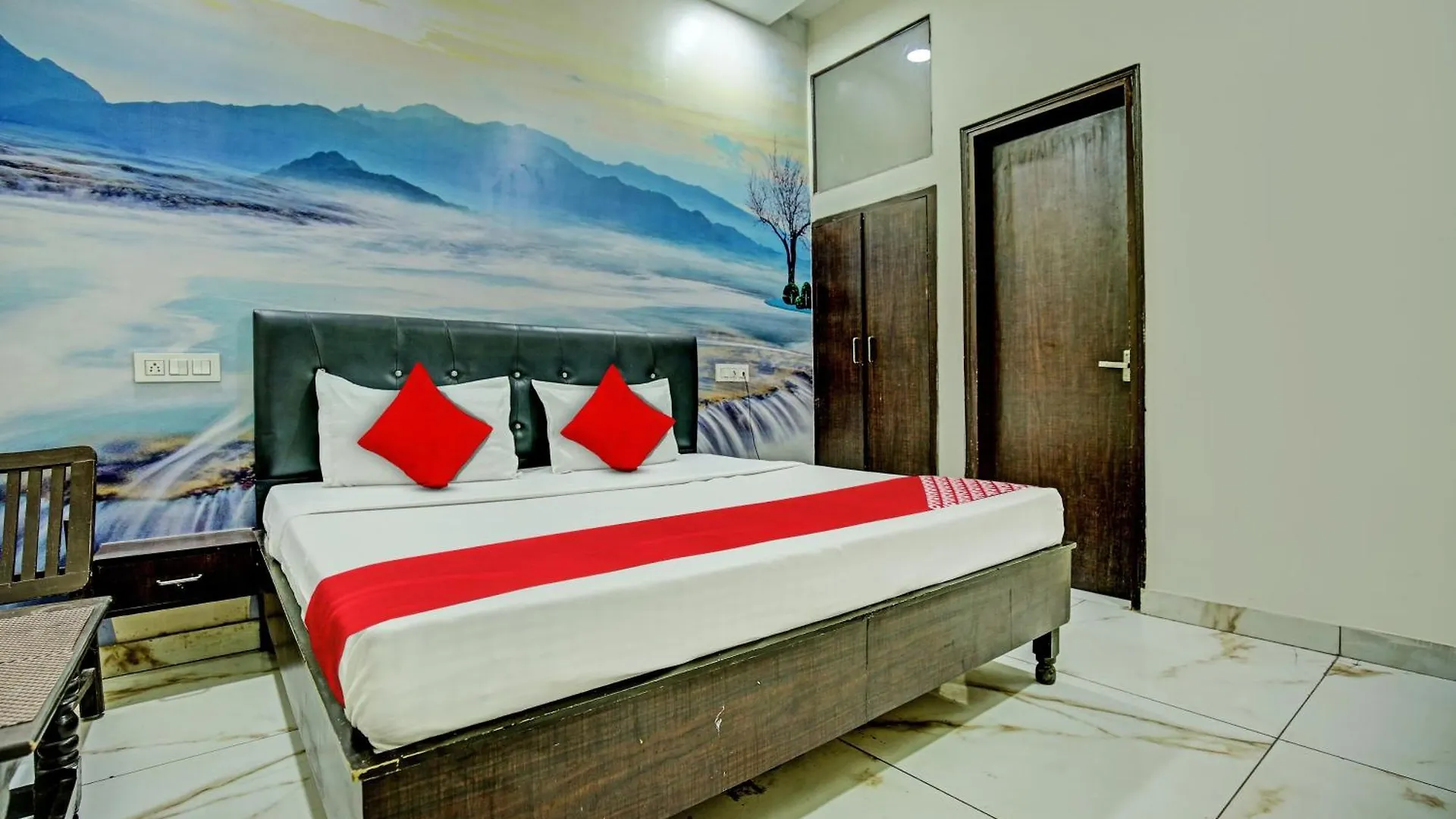 Hotel O Jj Crown Zirakpur 4*,  India